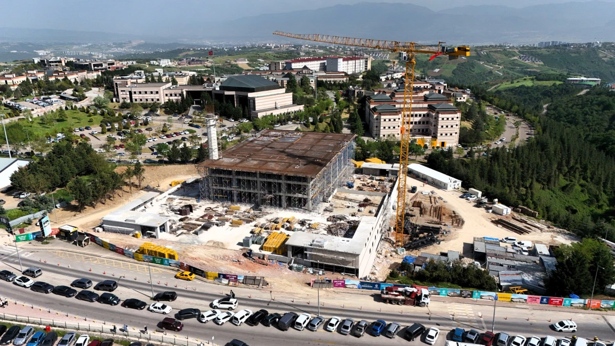 KO&Uuml; Umuttepe Cami ve Otoparkı hızla y&uuml;kseliyor