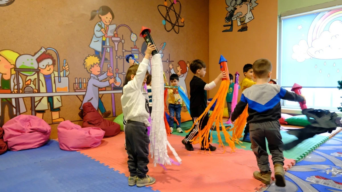 Lokomotif &Ccedil;ocuk K&ouml;y&uuml;&rsquo;n&uuml;n minikleri bilimin izinde