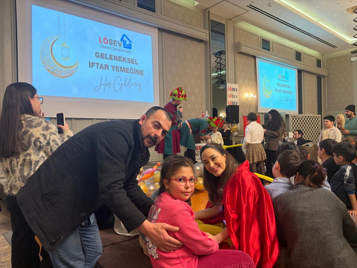 &ldquo;L&ouml;semi ve Kanser Hastaları Birlikte İftar Yaptı, Sağlık Diledi&rdquo;