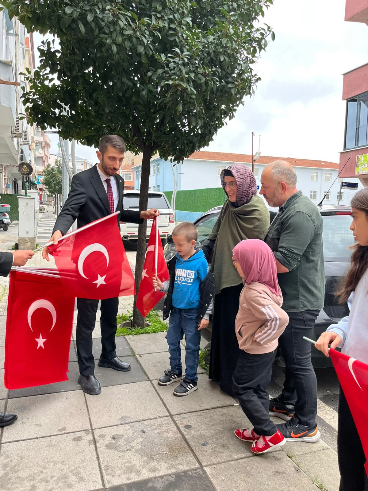 MHP &Ccedil;ayırova&rsquo;dan 29 Ekim&rsquo;de bayrak dağıtımı