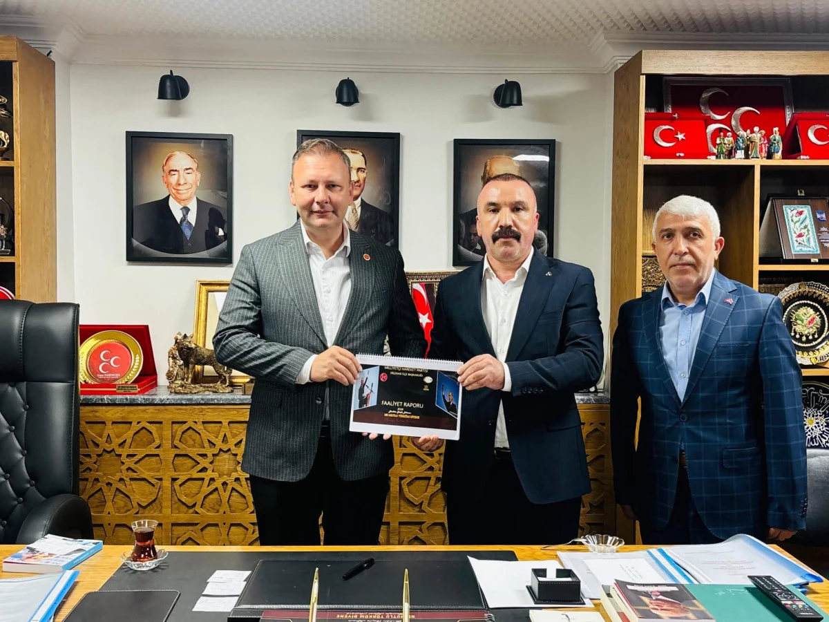 MHP Dilovası Teşkilatı Faaliyet Raporunu İl Başkanı Enes Emengen&rsquo;e Sundu