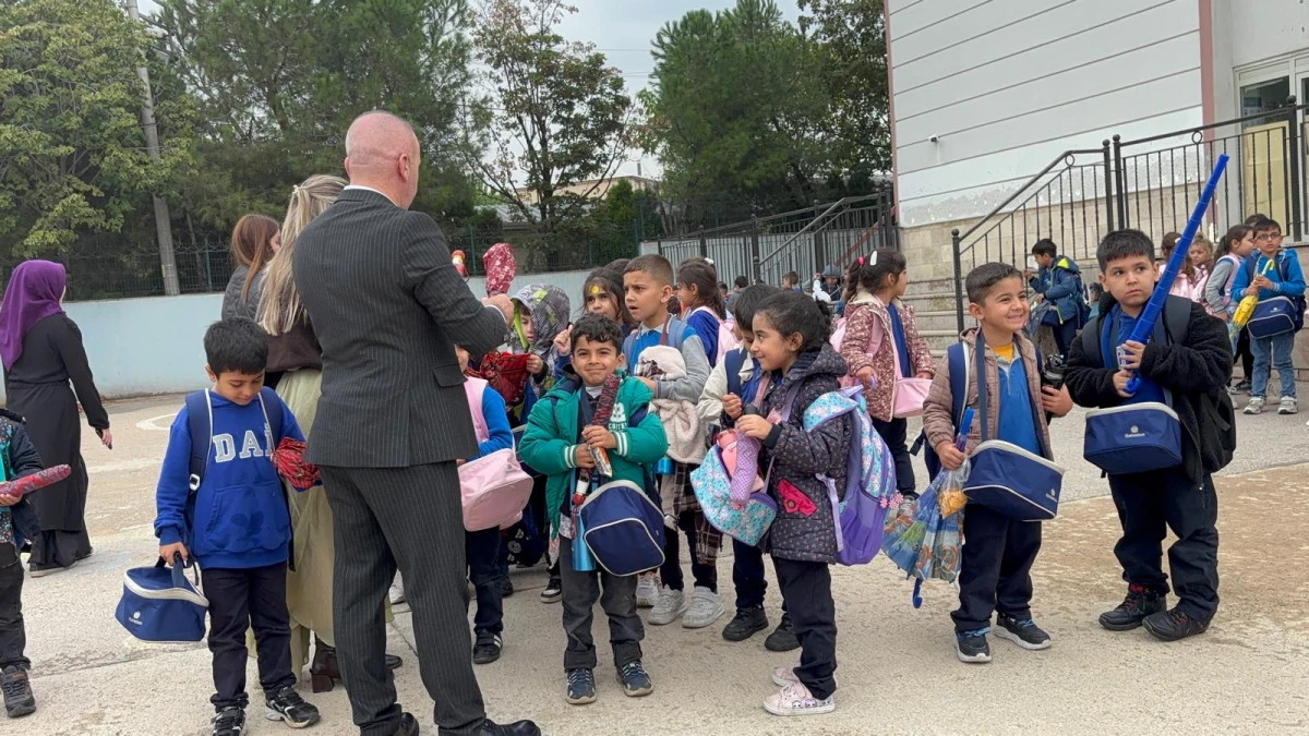 MHP DİLOVASI TEŞKİLATI&rsquo;NDAN &Ouml;ĞRENCİLERE ŞEMSİYE DESTEĞİ