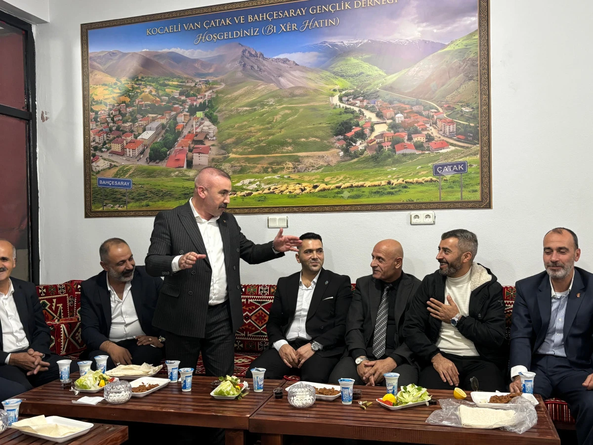 MHP Dilovası Teşkilatı&rsquo;ndan Van &Ccedil;atak ve Bah&ccedil;esaray Gen&ccedil;lik Derneği&rsquo;ne hayırlı olsun ziyareti: G&uuml;ndem gen&ccedil;lik, milli birlik ve toplumsal dayanışma