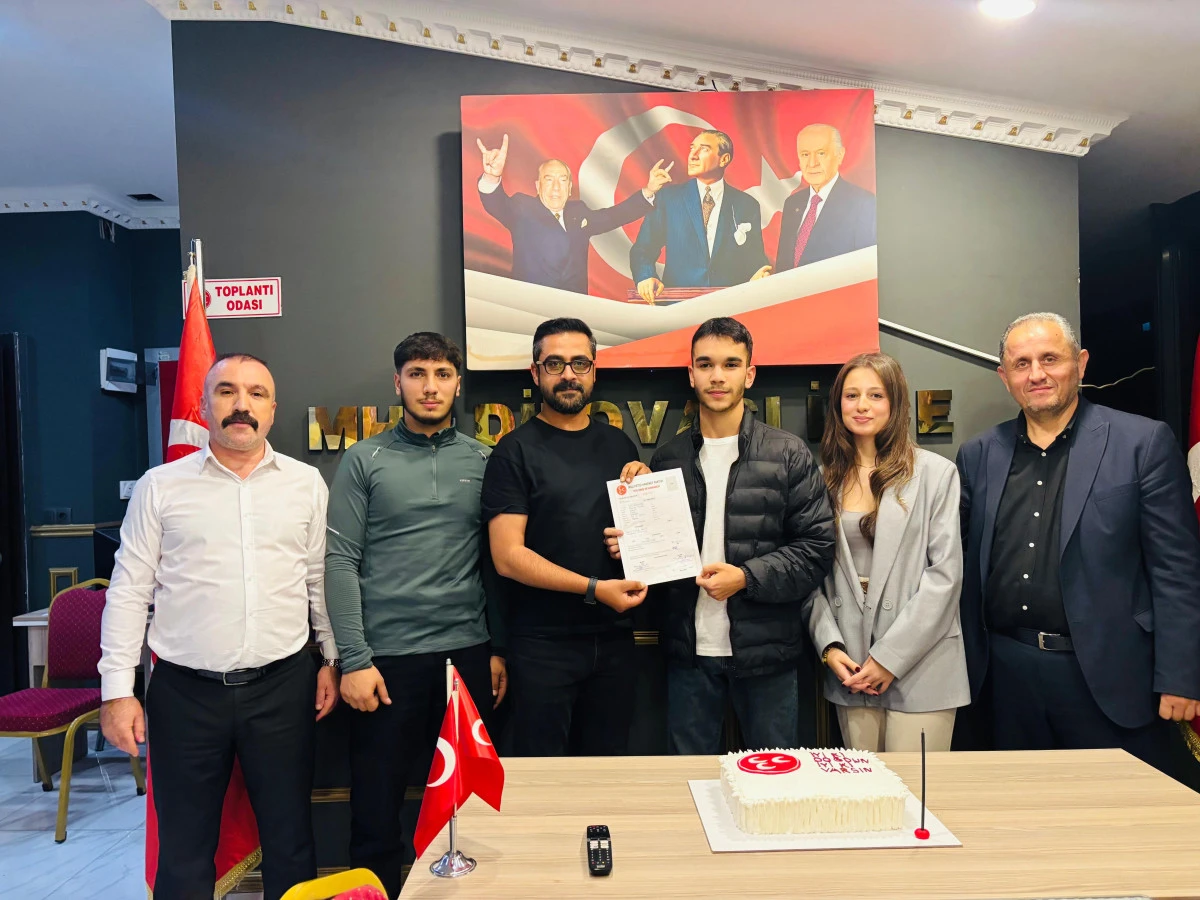 “MHP Dilovası’nda En Genç Üye Unvanı El Değiştirdi”