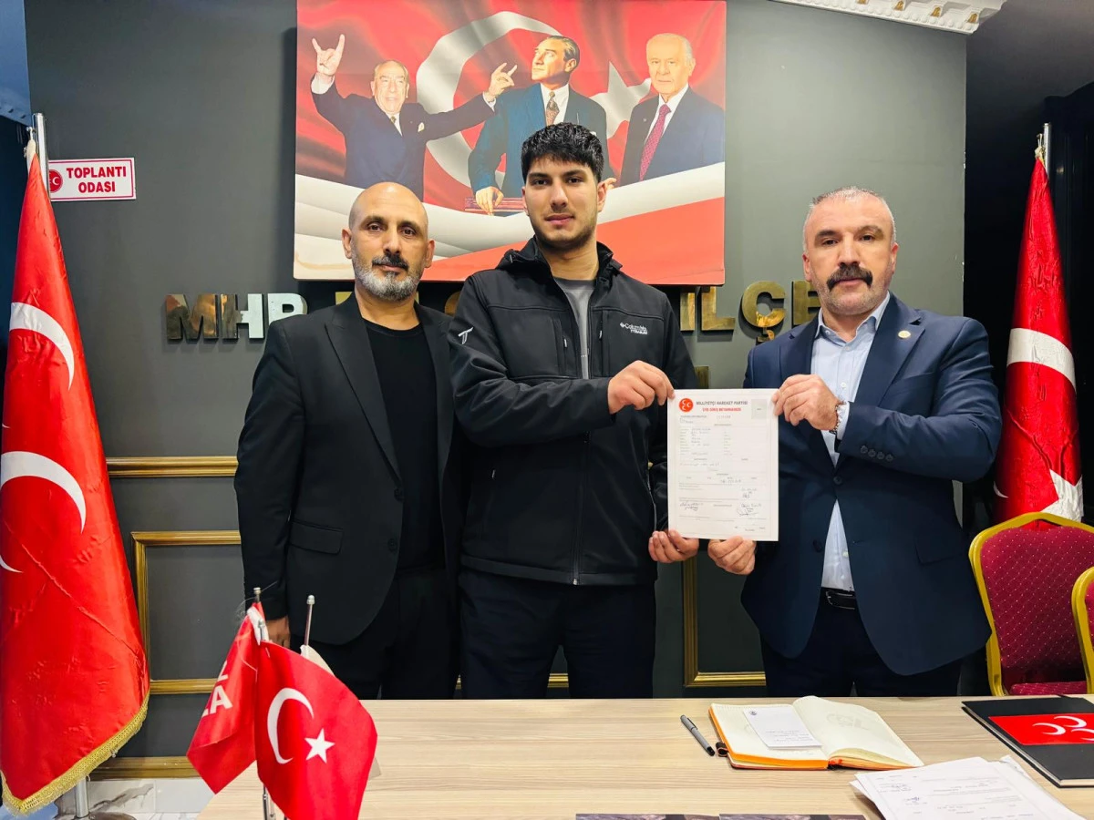 MHP Dilovası&rsquo;nda gelenek s&uuml;r&uuml;yor: 18 yaşına giren gen&ccedil;ler partiye katılıyor