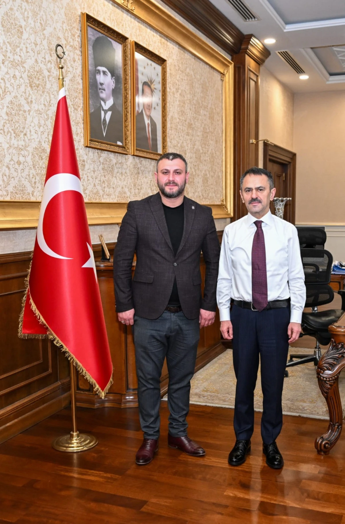 MHP Kocaeli İl Başkan Yardımcısı &Ouml;mer Faruk &Ouml;zkanlı, Vali İlhami Aktaş'ı Ziyaret Etti