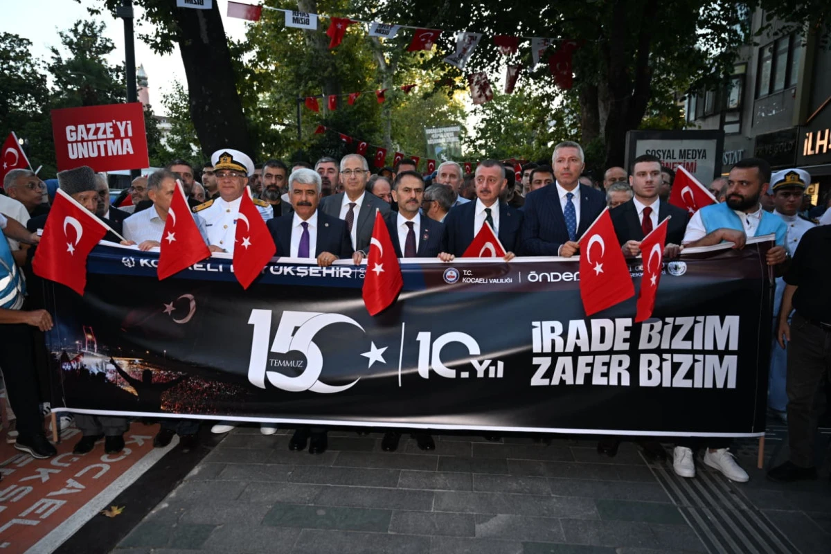 Milletin Zaferinin 10. Yıl D&ouml;n&uuml;m&uuml;nde Kocaelili Vatandaşlar Protokolle Birlikte 15 Temmuz Milli Birlik Y&uuml;r&uuml;y&uuml;ş&uuml; Ger&ccedil;ekleştirdiler