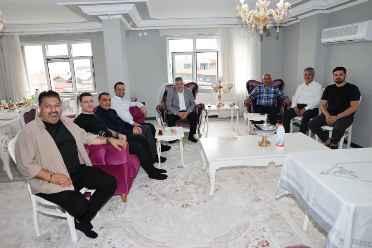Milletvekili Tipioğlu&rsquo;ndan Mimar Sinan Mahallesi Muhtarı Mehmet &Ccedil;&ouml;ven&rsquo;e Ziyaret