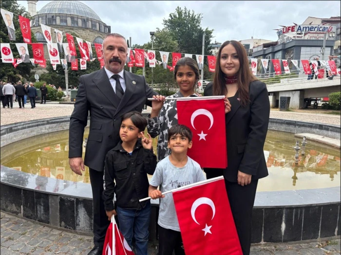 Milliyet&ccedil;i Hareket Partisi MHP Dilovası İl&ccedil;e Başkanı Yusuf Turhan il&ccedil;e y&ouml;neticileri &ouml;nceki d&ouml;nem Belediye Başkanı Musa Kahraman ve KA&Ccedil;EP Başkanı Sema Tonbuloğlu ile birlikte