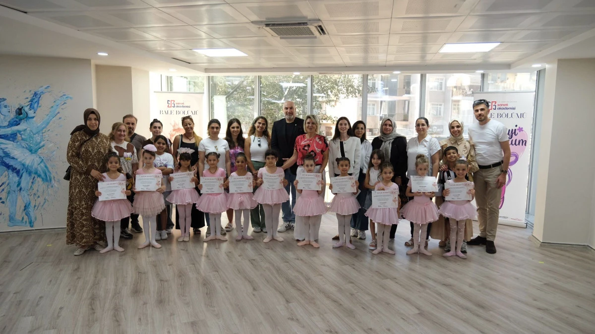 Minik balerinler belgelerini gururla aldı