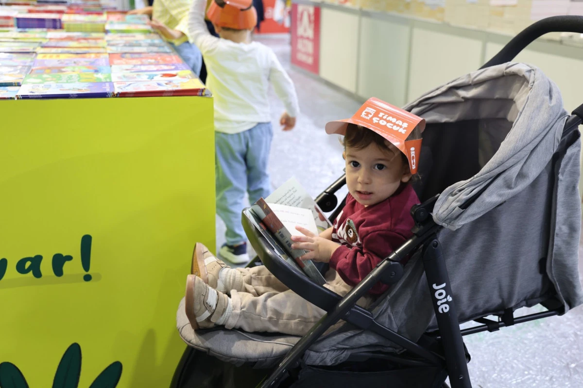 Minik eller bu fuarda ilk kitaplarını se&ccedil;ti