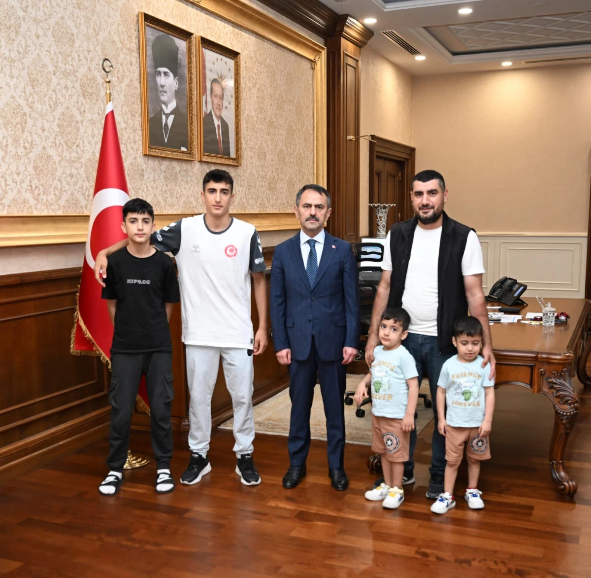 Minikler T&uuml;rkiye Şampiyonu Ali Osman Can, Vali İlhami Aktaş&rsquo;ı Ziyaret Etti