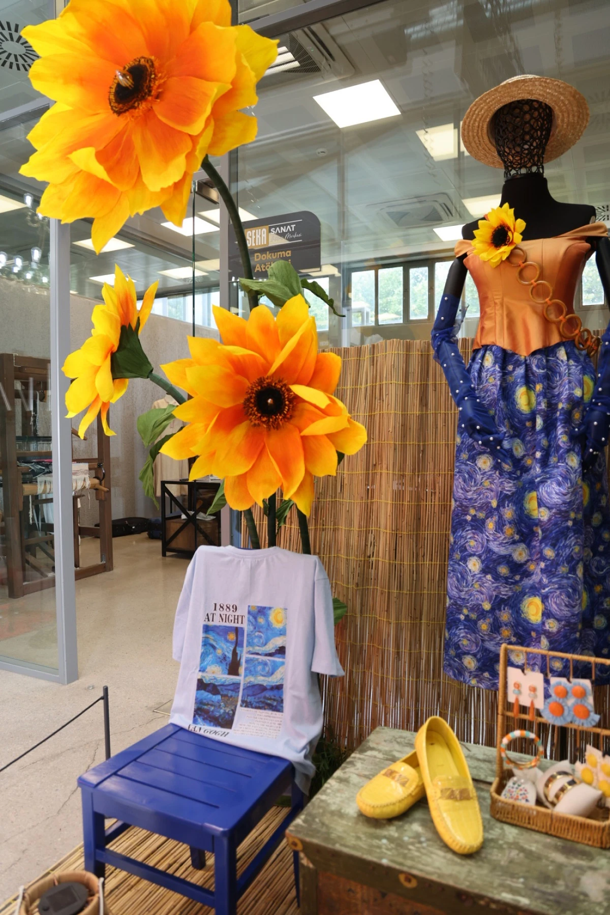 Moda Akademisi&rsquo;nde g&ouml;rsel tasarımlar vitrine &ccedil;ıktı