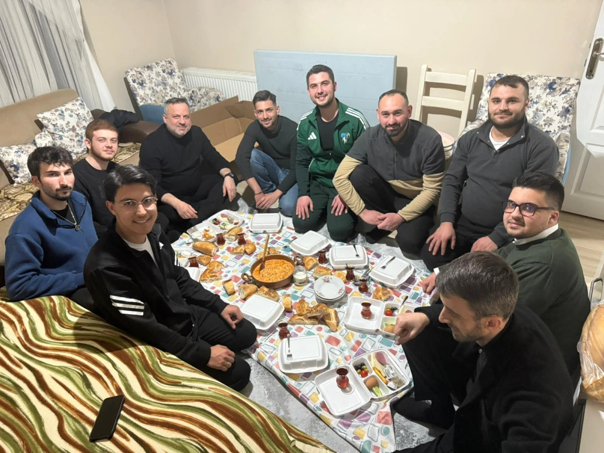 &Ouml;ğrenciler İstedi, Başkan Dokuzlar Yaptı: Sahurda Menemen S&uuml;rprizi 