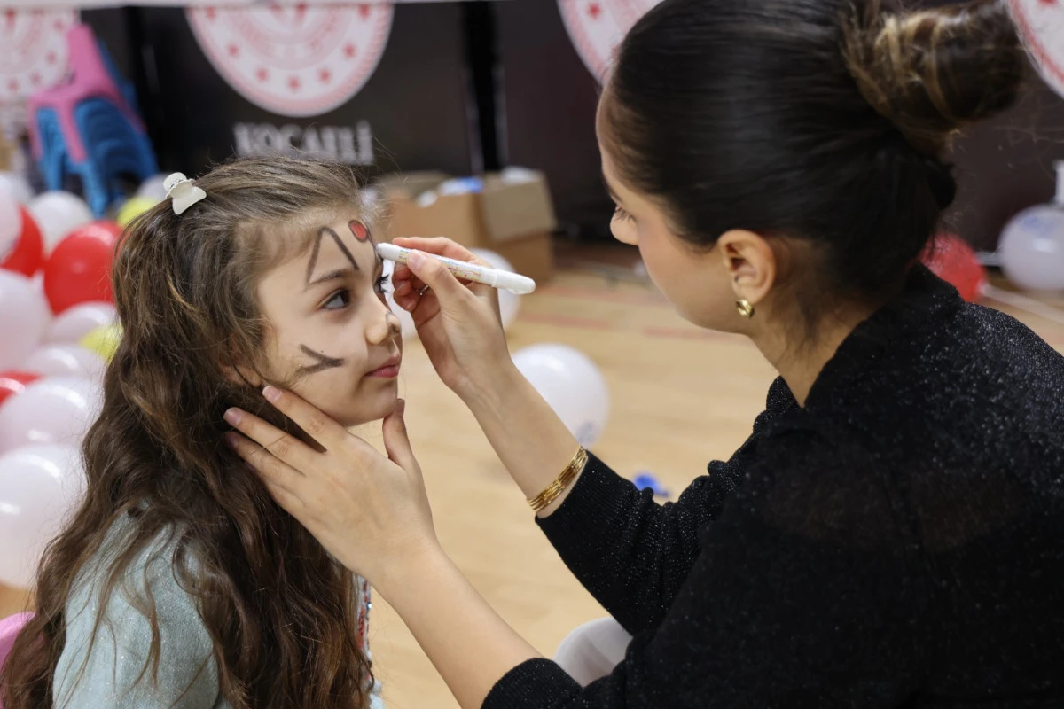 "Okula Bi&rsquo; Mola", İzmit'te salona sığmadı