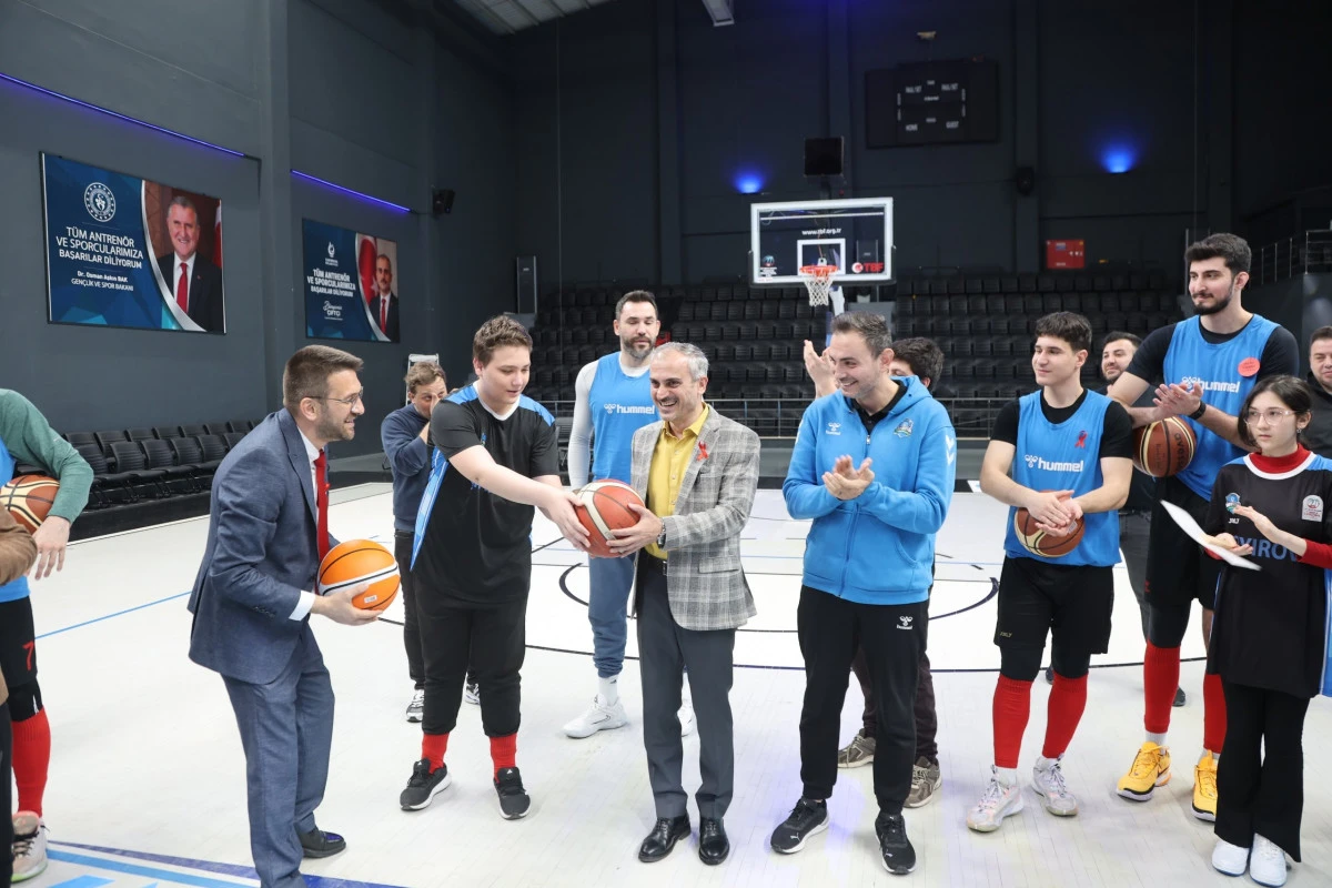 &Ouml;zel &ccedil;ocuklar, &Ccedil;ayırova&rsquo;nın dev adamlarıyla bir arada