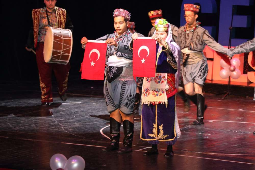 Özel öğrencilerden anlamlı gösteri