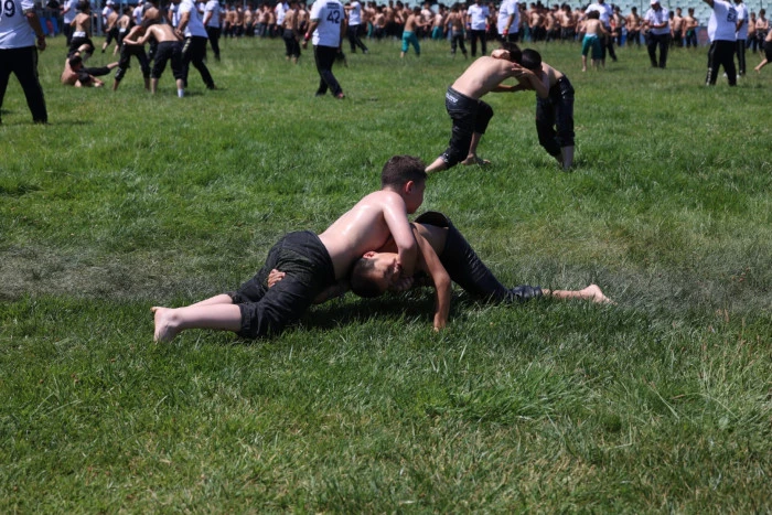 Pehlivanlar, İzmit Atletizm Pisti&rsquo;nde kol bağladı;