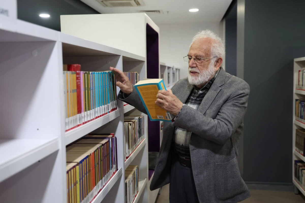 Prof. Dr. İhsan S&uuml;reyya Sırma&rsquo;dan &Ccedil;oban Mustafa Paşa K&uuml;t&uuml;phanesi&rsquo;ne Ziyaret