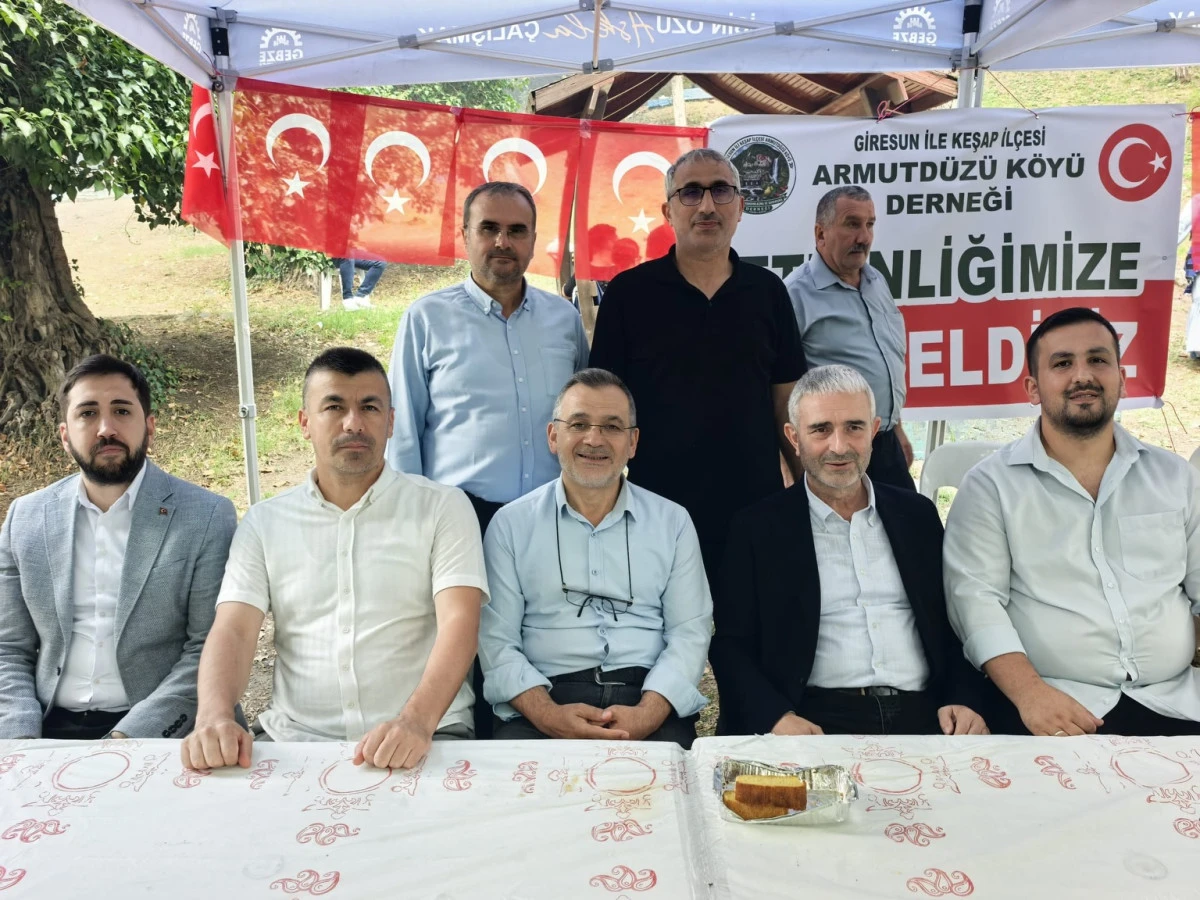 Recep Kaya, Armutd&uuml;z&uuml; K&ouml;y&uuml; Derneği'nin Piknik Ş&ouml;leninde Hemşehrileriyle Buluştu