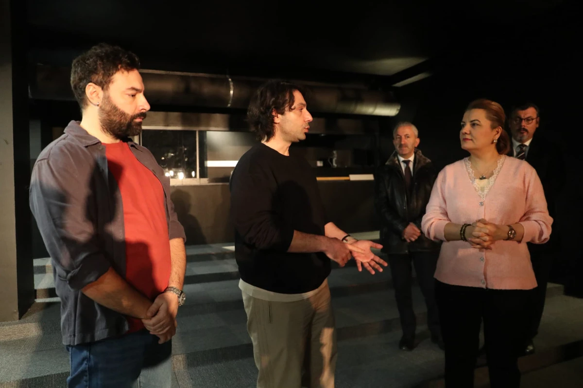 Sanatın kalbi İzmit&rsquo;te b&uuml;y&uuml;yor: Yeni sahne kapılarını a&ccedil;ıyor
