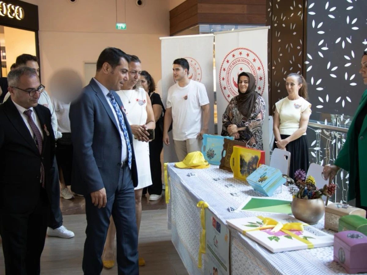 Sarı Şapkalı &Ccedil;ocuk Adlı Resim ve El Emeği Sergisi A&ccedil;ıldı