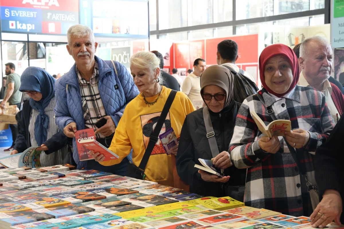 Saygınlar kitap ş&ouml;leninde buluştu