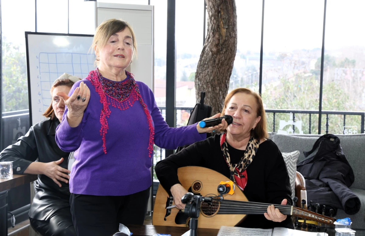 Saygınlar Kul&uuml;b&uuml;&rsquo;n&uuml;n &uuml;yeleri notalarda buluştu;  Notalardan g&ouml;n&uuml;llere uzanan &ldquo;Saygınlar&rdquo; korosu