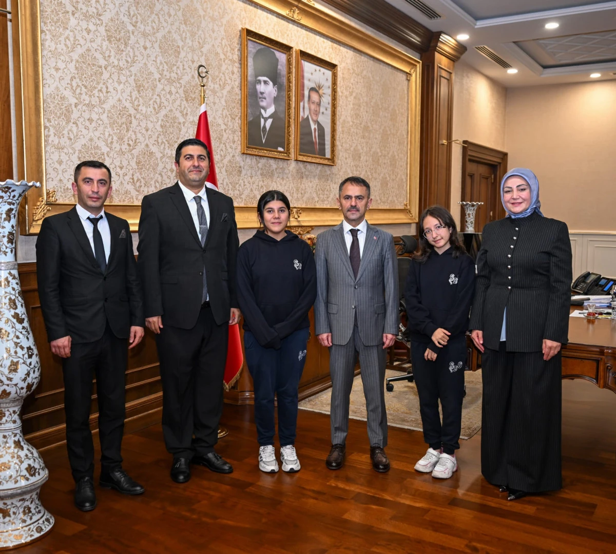 Şenay Duran Okulları Kurucu M&uuml;d&uuml;r&uuml; Duran ve &Ouml;ğrencilerden Vali Aktaş&rsquo;a Ziyaret