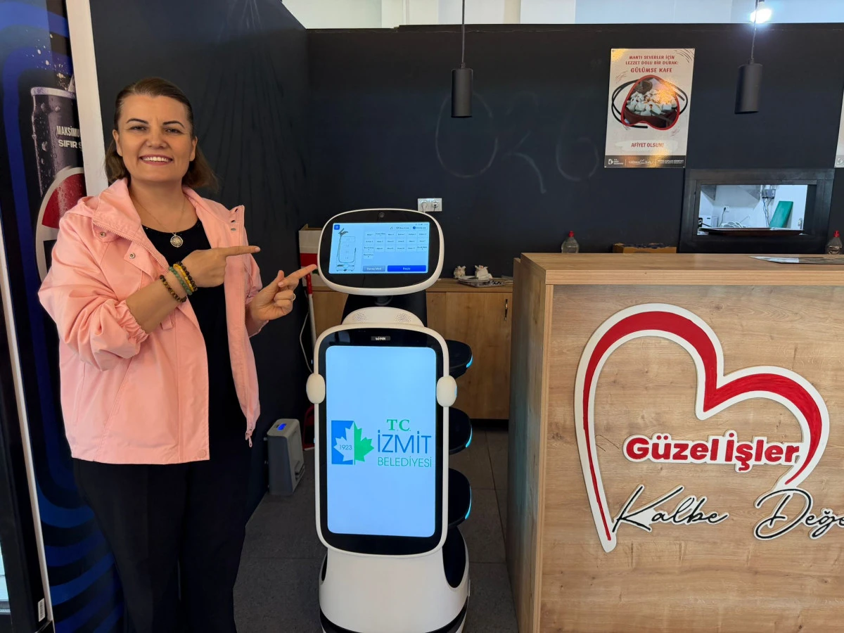 Servis robotları G&uuml;l&uuml;mse Kafelerde işe başladı Fatma Başkan, &ccedil;ocukların &ccedil;ok sevdiği Lili ve Limon&rsquo;u tanıttı