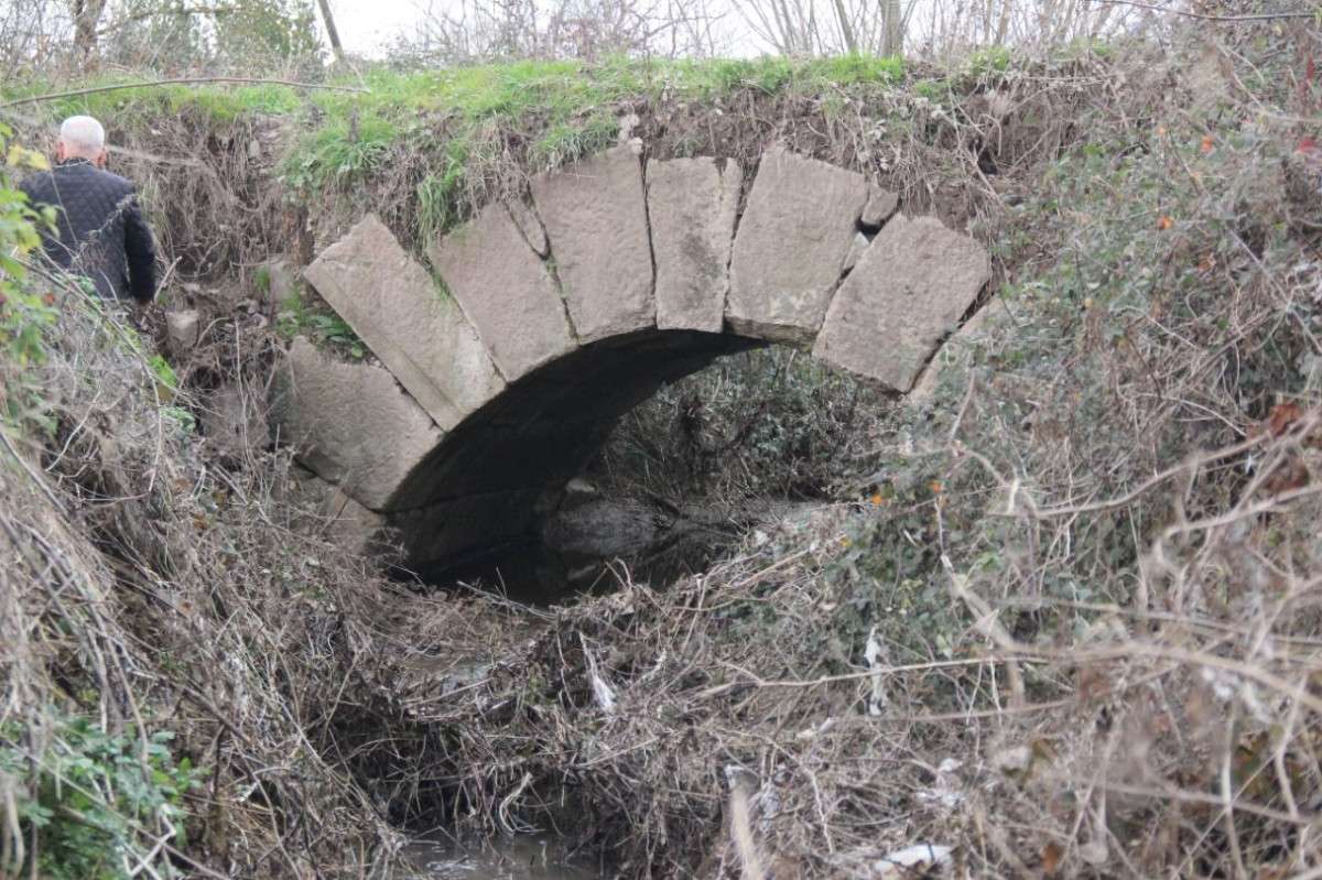 Tarihi köprü yıllara meydan okuyor