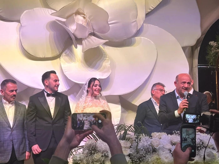  Tipioğlu Ailesinin Mutlu G&uuml;n&uuml;: Kocaeli&rsquo;de Nikah T&ouml;renine &Uuml;st D&uuml;zey Katılım