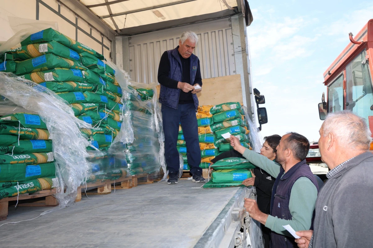 Trakt&ouml;rler tarlalara indi, mısır ekimi başladı