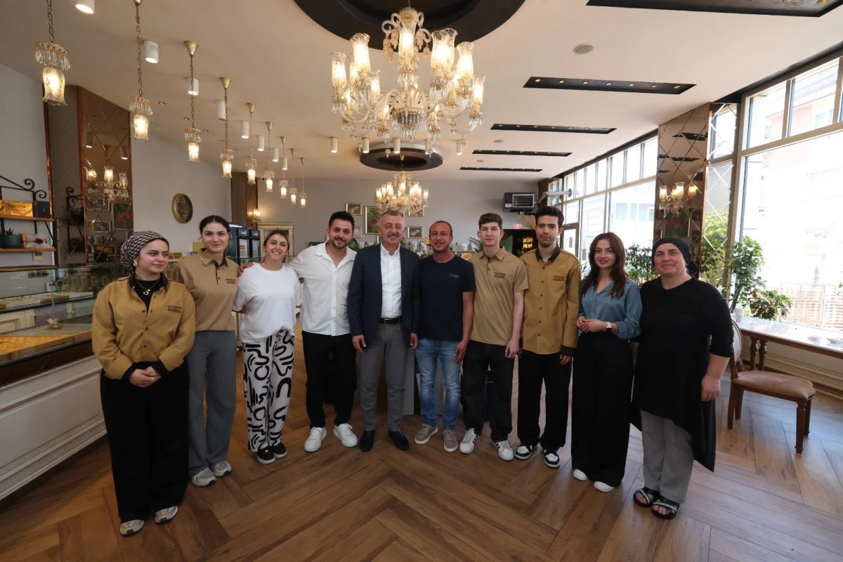 U&ccedil;ak pistine d&ouml;nen cadde esnafından B&uuml;y&uuml;kakın&rsquo;a teşekk&uuml;r