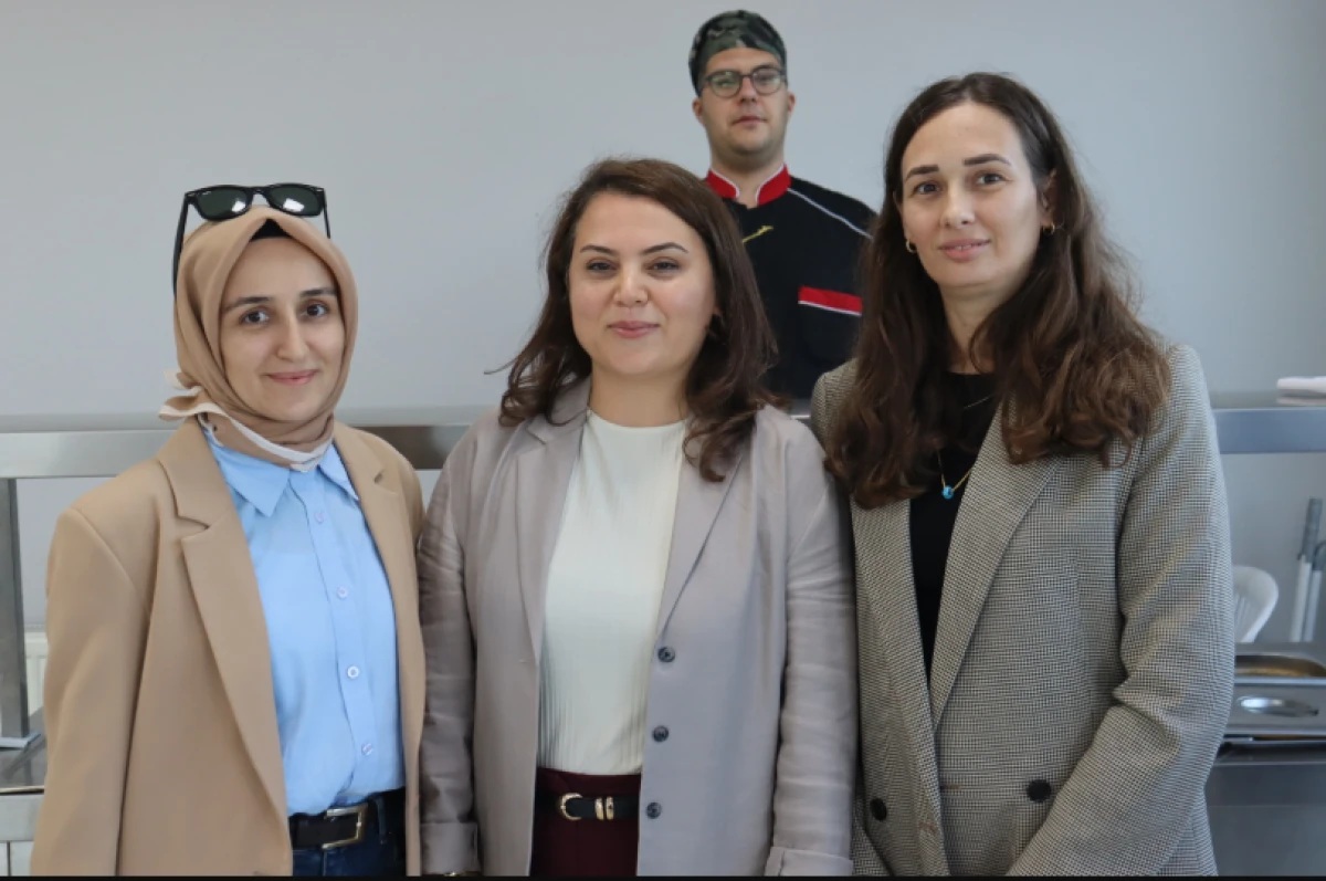 &Uuml;niversite &ouml;ğrencileri, Anne Eli&rsquo;ndeki  sıcak yemek ve aile ortamından memnun