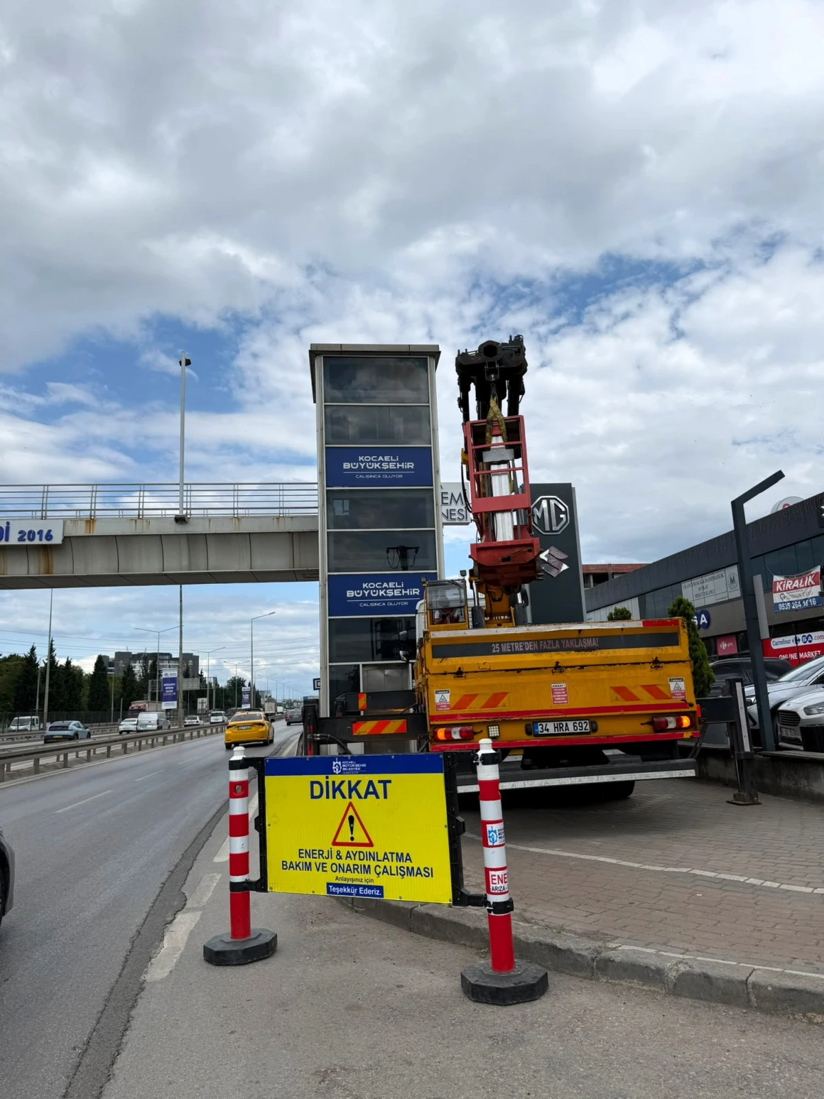 &Uuml;st ge&ccedil;itlere B&uuml;y&uuml;kşehir&rsquo;den aydınlık dokunuş;  &Uuml;st ge&ccedil;itler yeni aydınlatma sistemiyle daha g&uuml;venli