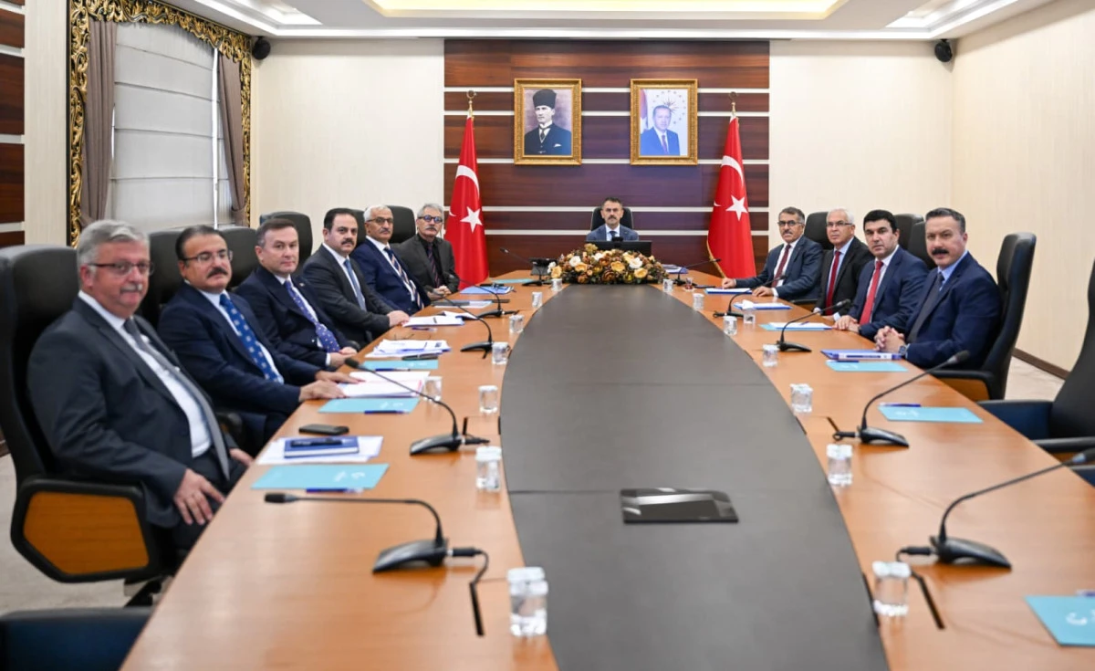 Vali Aktaş Başkanlığında İl ve İl&ccedil;elerin Genel İşleyişi, Vakıf &Ccedil;alışmaları ve Okul G&uuml;venliği  Hakkında Toplantı Ger&ccedil;ekleştirildi
