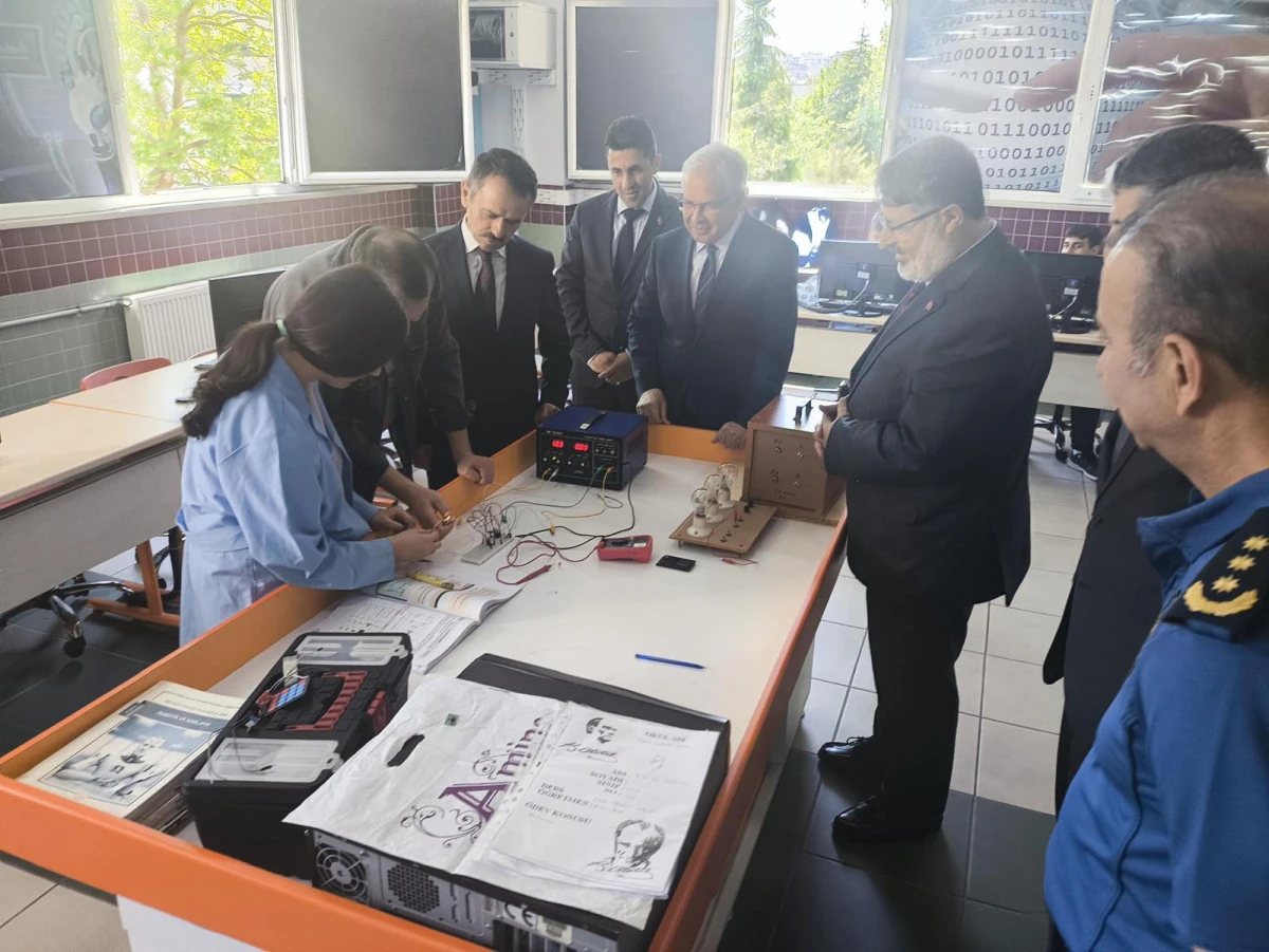 Vali Aktaş, Darıca Deniz Yıldızları Mesleki ve Teknik Anadolu Lisesini Ziyaret Etti