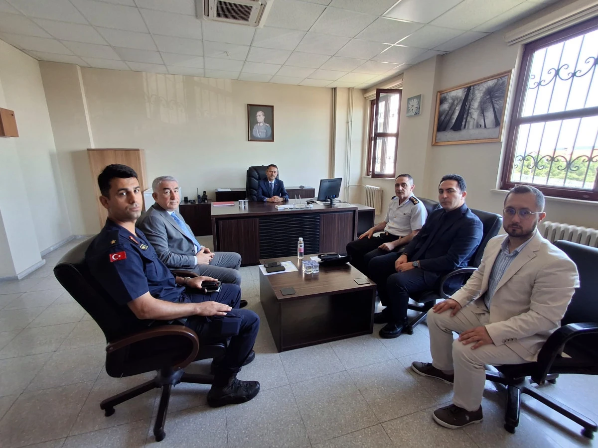 Vali Aktaş, G&uuml;ndoğdu Geri G&ouml;nderme Merkezi ve Jandarma Sevk Takım Komutanlığında  İncelemelerde Bulundu