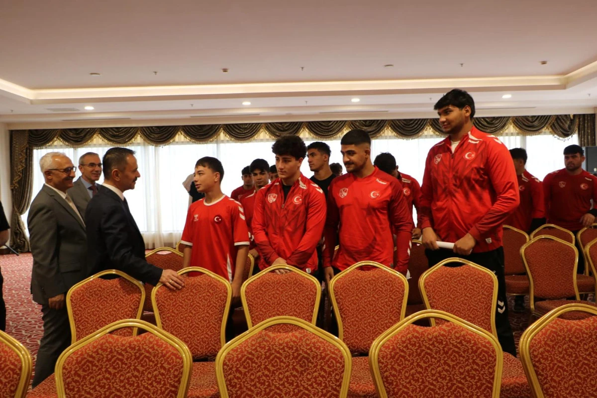 Vali Aktaş, İlimizde Kampa Giren Milli Güreşçileri Ziyaret Etti