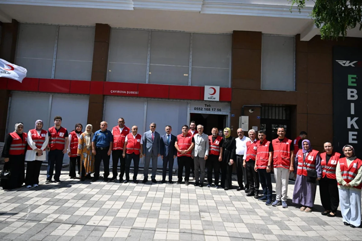 Vali Aktaş, T&uuml;rk Kızılay &Ccedil;ayırova Şubesini Ziyaret Etti