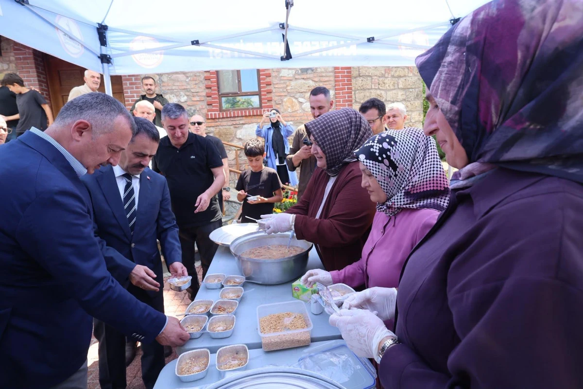Vali Aktaş ve Başkan B&uuml;y&uuml;kakın, Kartepe&rsquo;de Aşure Etkinliğine Katıldılar