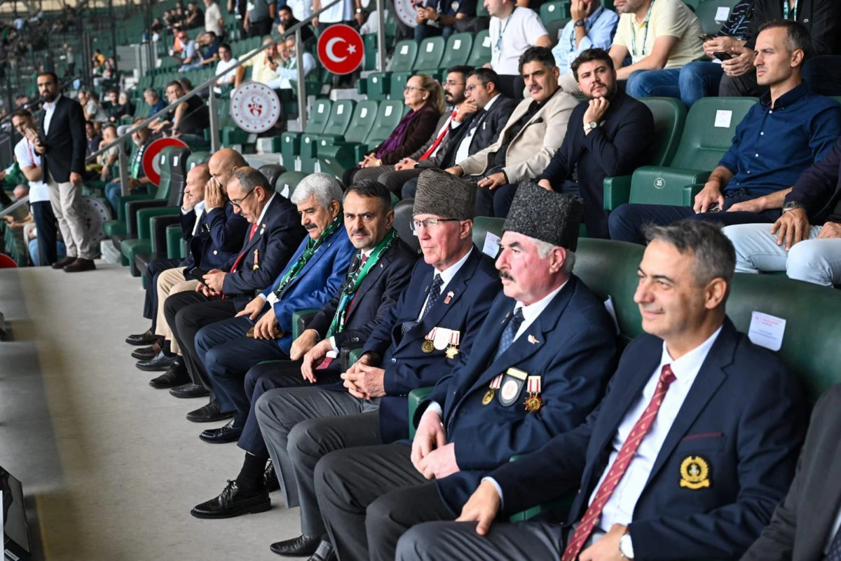 Vali Aktaş ve Milletvekili H&uuml;lag&uuml;, Kocaelispor - Gaziantep FK&nbsp;Karşılamasını Gazilerimizle  Beraber İzledi