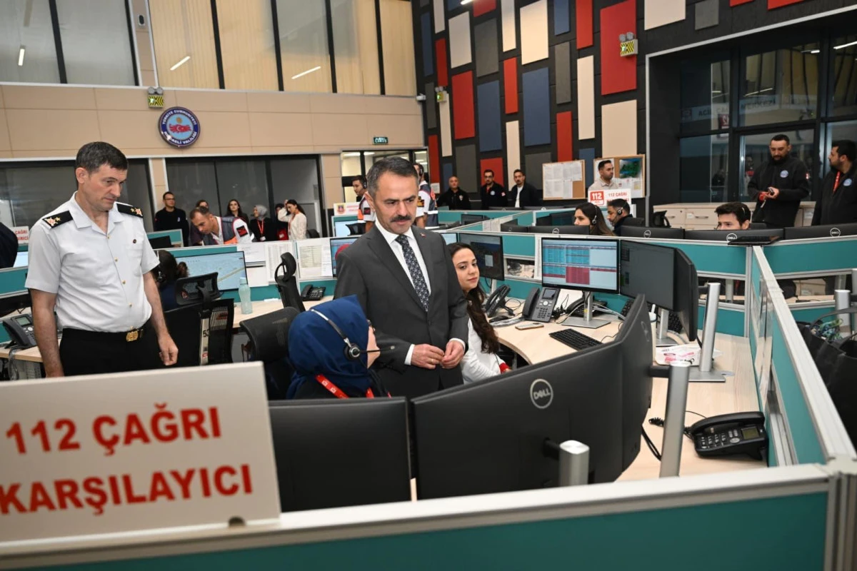 Vali İlhami Aktaş, 112 Acil &Ccedil;ağrı Merkezi&rsquo;ni Ziyaret Etti