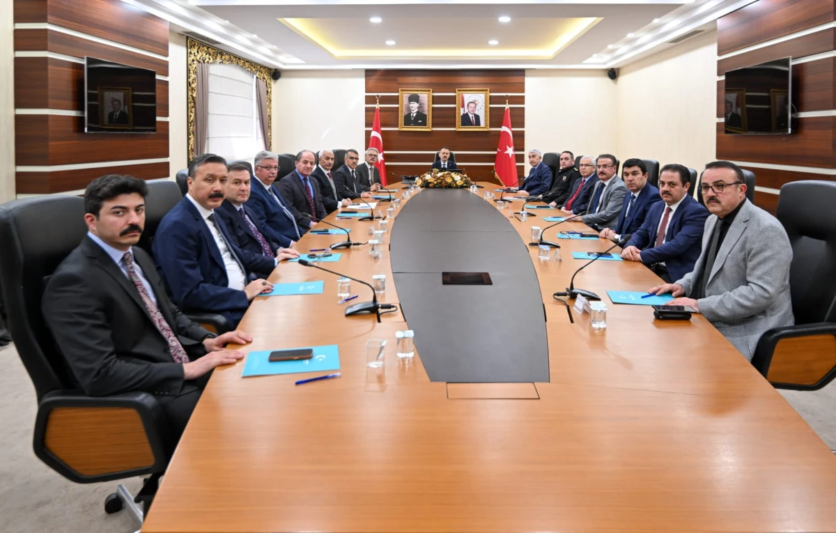 Vali İlhami Aktaş Başkanlığında Okul G&uuml;venliği Toplantısı Yapıldı