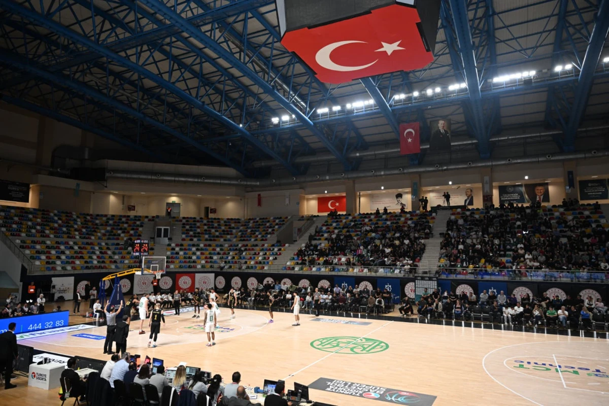 Vali İlhami Aktaş, Biotekno K&ouml;rfez Basket - Esenler Erokspor Basketbol M&uuml;sabakasını  İzledi