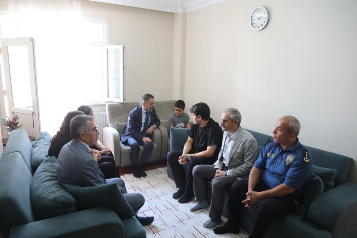 Vali İlhami Aktaş, &Ccedil;ayırova İl&ccedil;esinde Şehidimizin Ailesi ile 15 Temmuz Gazimizi Ziyaret Etti