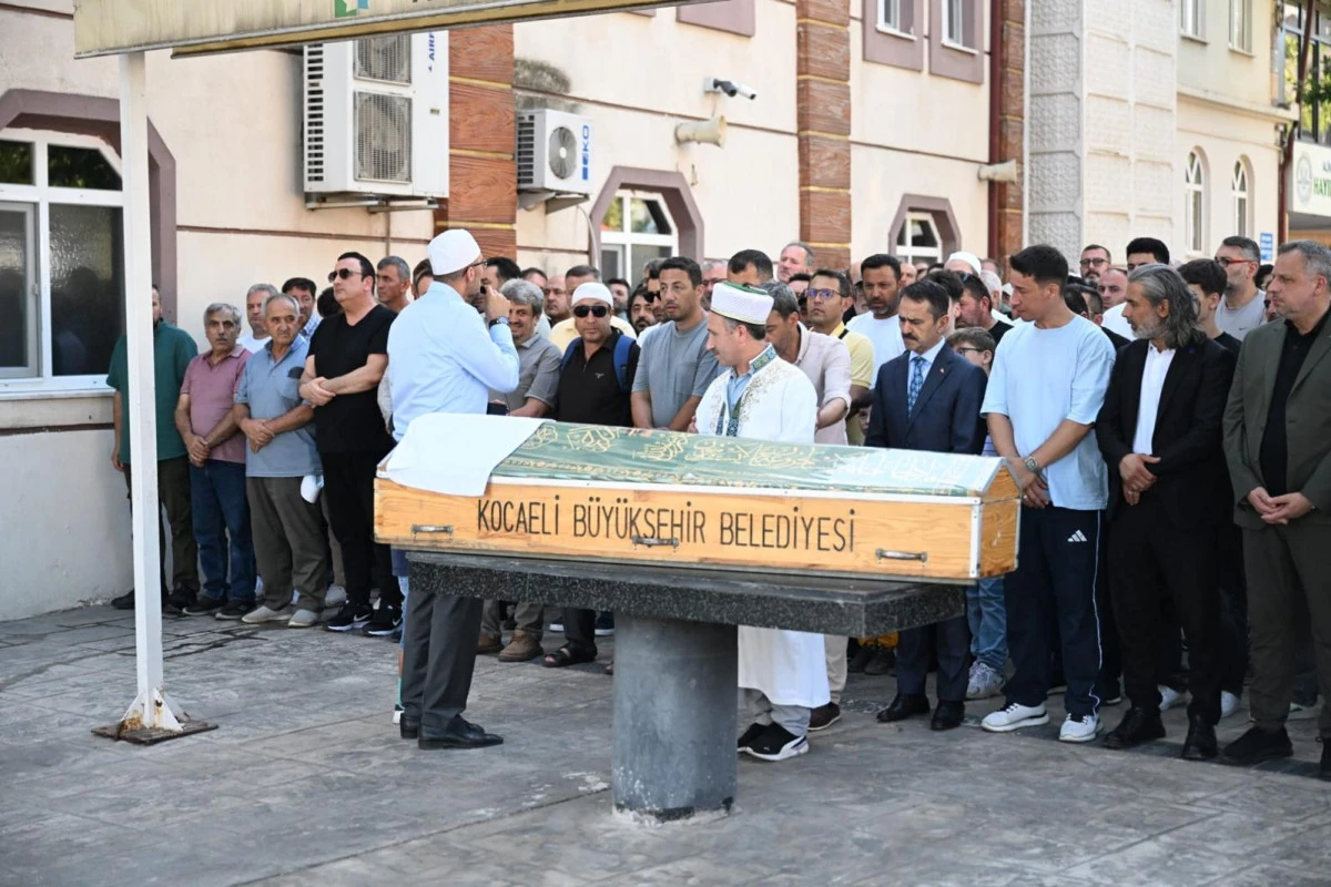 Vali İlhami Aktaş, Cihann&uuml;ma Kocaeli İl Temsilcisi Aytekin Karadeniz&rsquo;in Babası Mehmet Karadeniz&rsquo;in Cenaze Namazına Katıldı