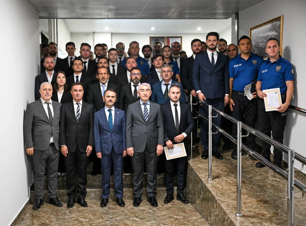 Vali İlhami Aktaş, Emniyet Personelimize Başarı Belgesi Verdi