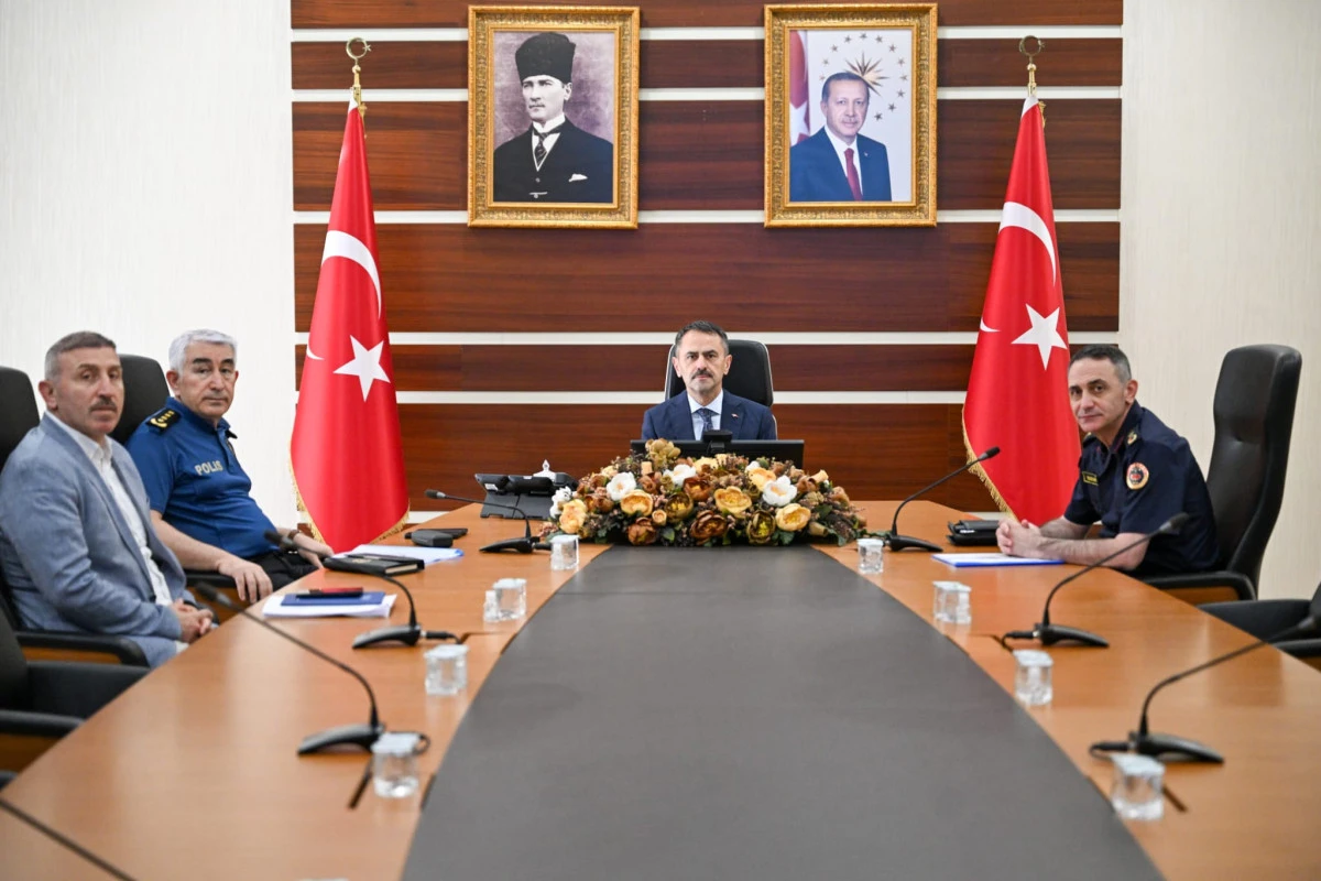Vali İlhami Aktaş, İ&ccedil;işleri Bakanımız ve Gen&ccedil;lik ve Spor Bakanımız Başkanlığında VKS  &Uuml;zerinden D&uuml;zenlenen Spor G&uuml;venliği Toplantısına Katıldı